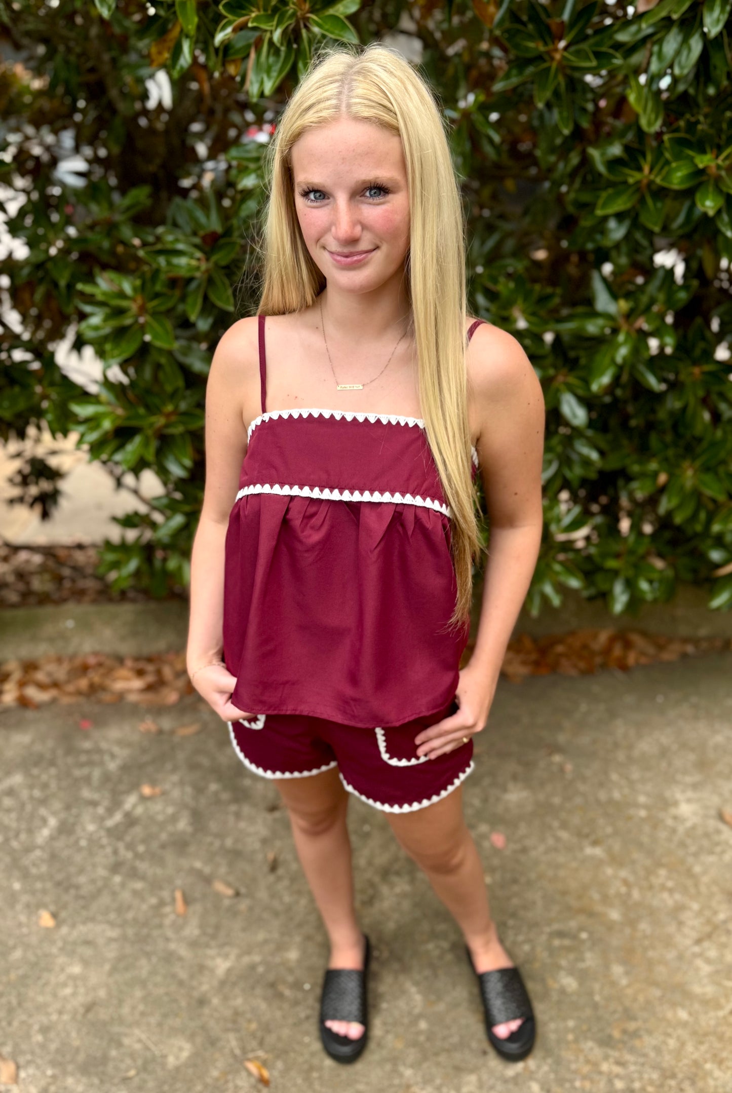 STITCH DETAIL SHORT: BURGUNDY