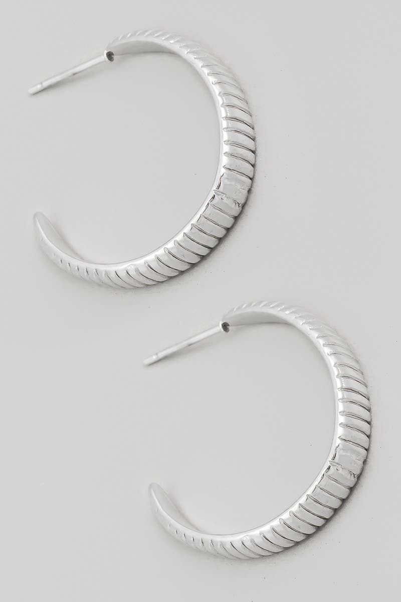 STAINLESS RIBBED TEXTURE HOOP EARRING: SILVER