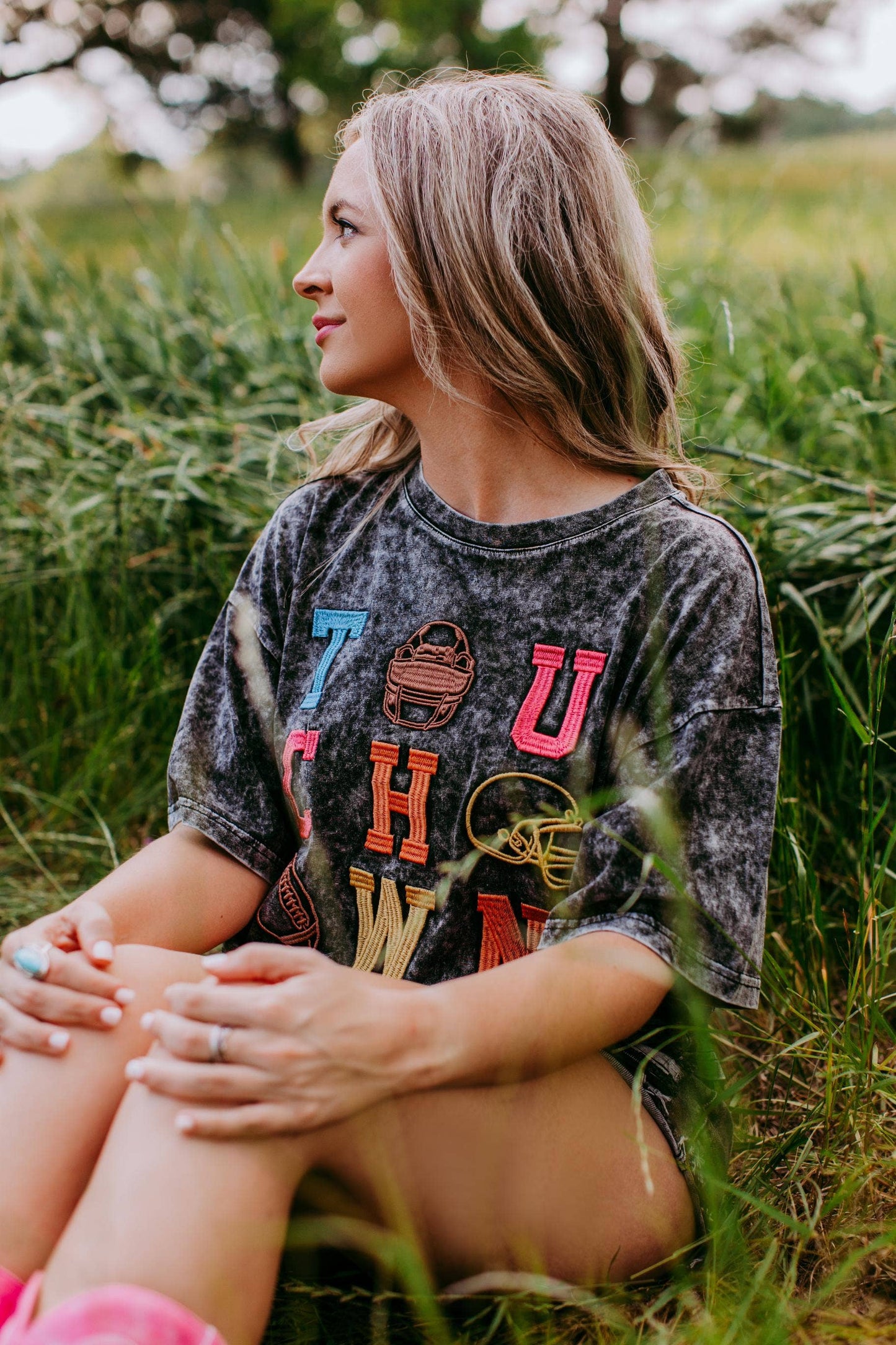 ACID WASH TOUCHDOWN TEE: CHARCOAL