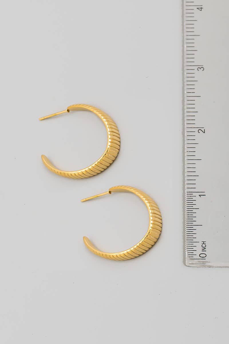 STAINLESS RIBBED TEXTURE HOOP EARRING: SILVER