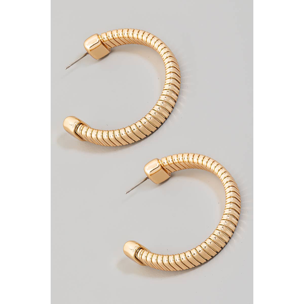 COILED METALLIC HOOP EARRINGS: GOLD