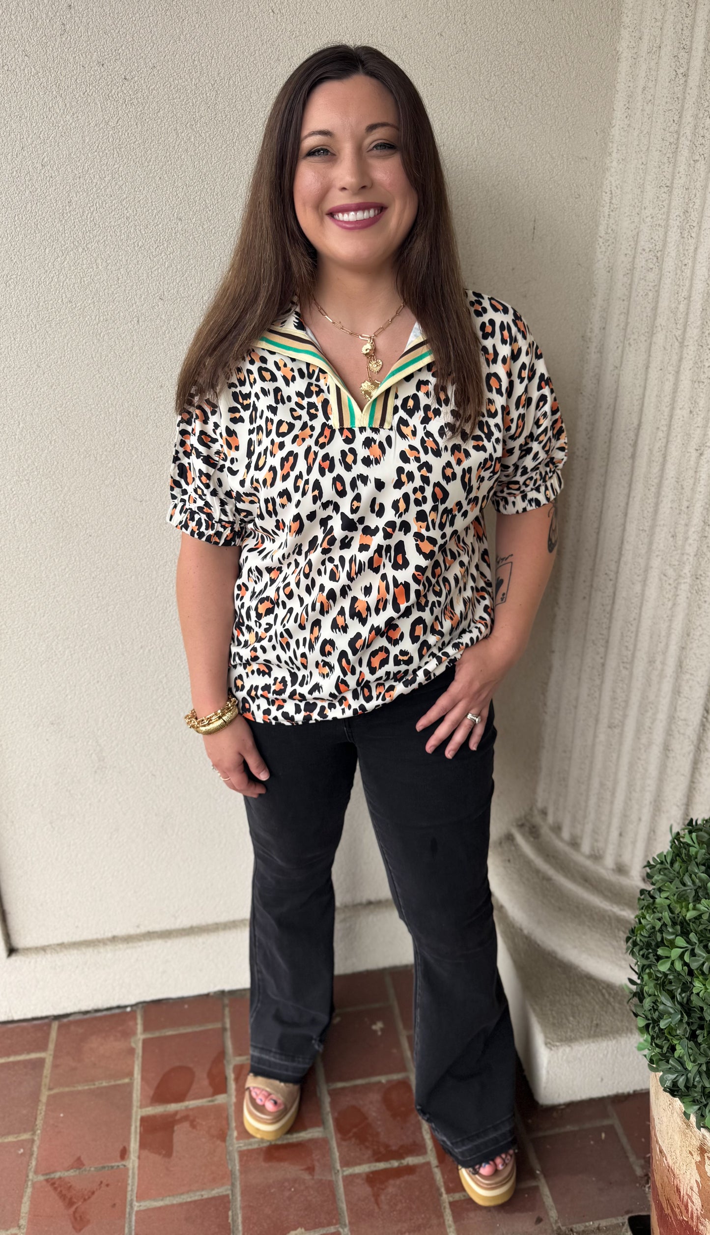 LEOPARD GREEN VNECK TOP