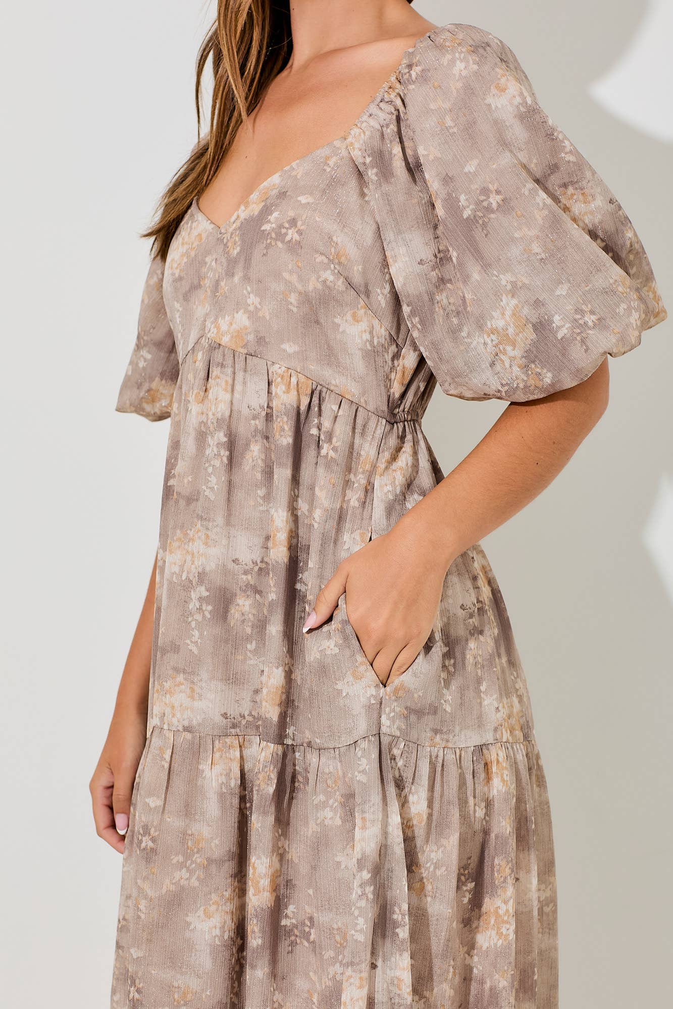 FLORAL V-NECK BUBBLE SLEEVE DRESS: TAUPE MULTI