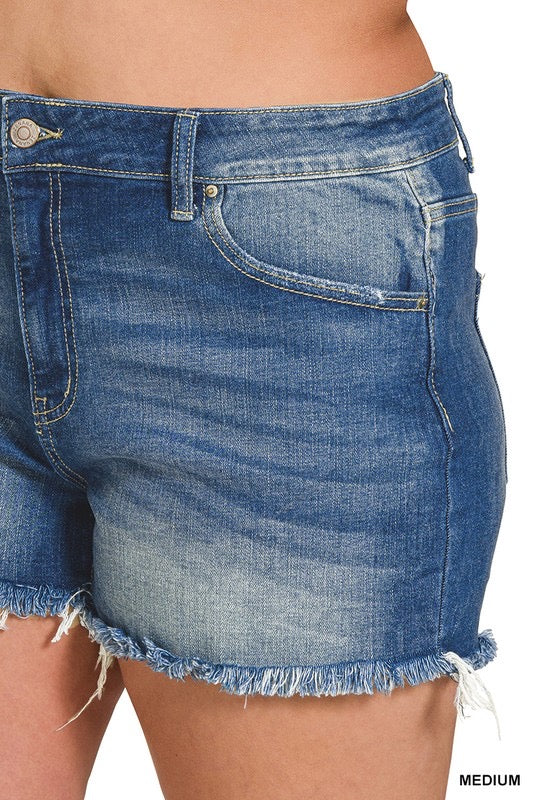 FRAY EDGE DENIM SHORT: CURVY