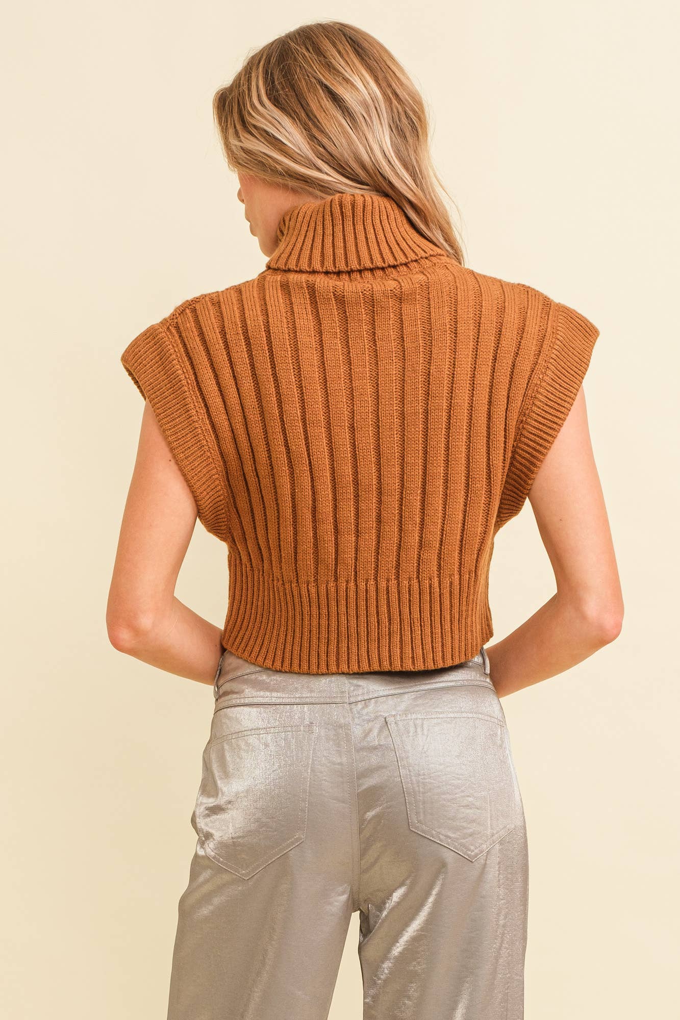 RIBBED SWEATER VEST: BROWN