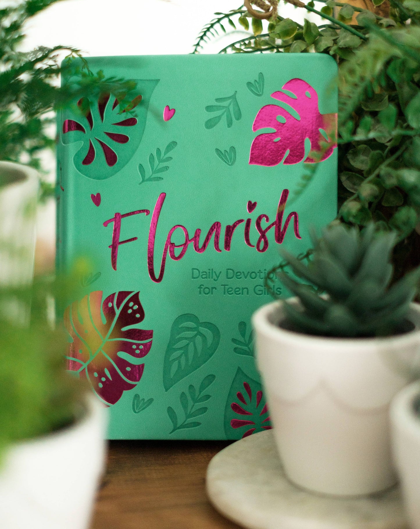 FLOURISH: DAILY DEVOTIONS FOR TEEN GIRLS