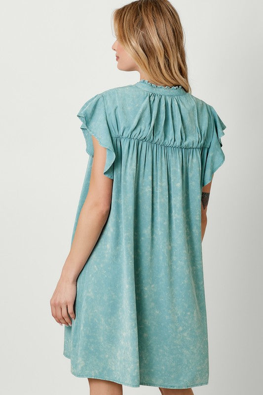 WASHED FLUTTER SLEEVE DRESS: EMERALD