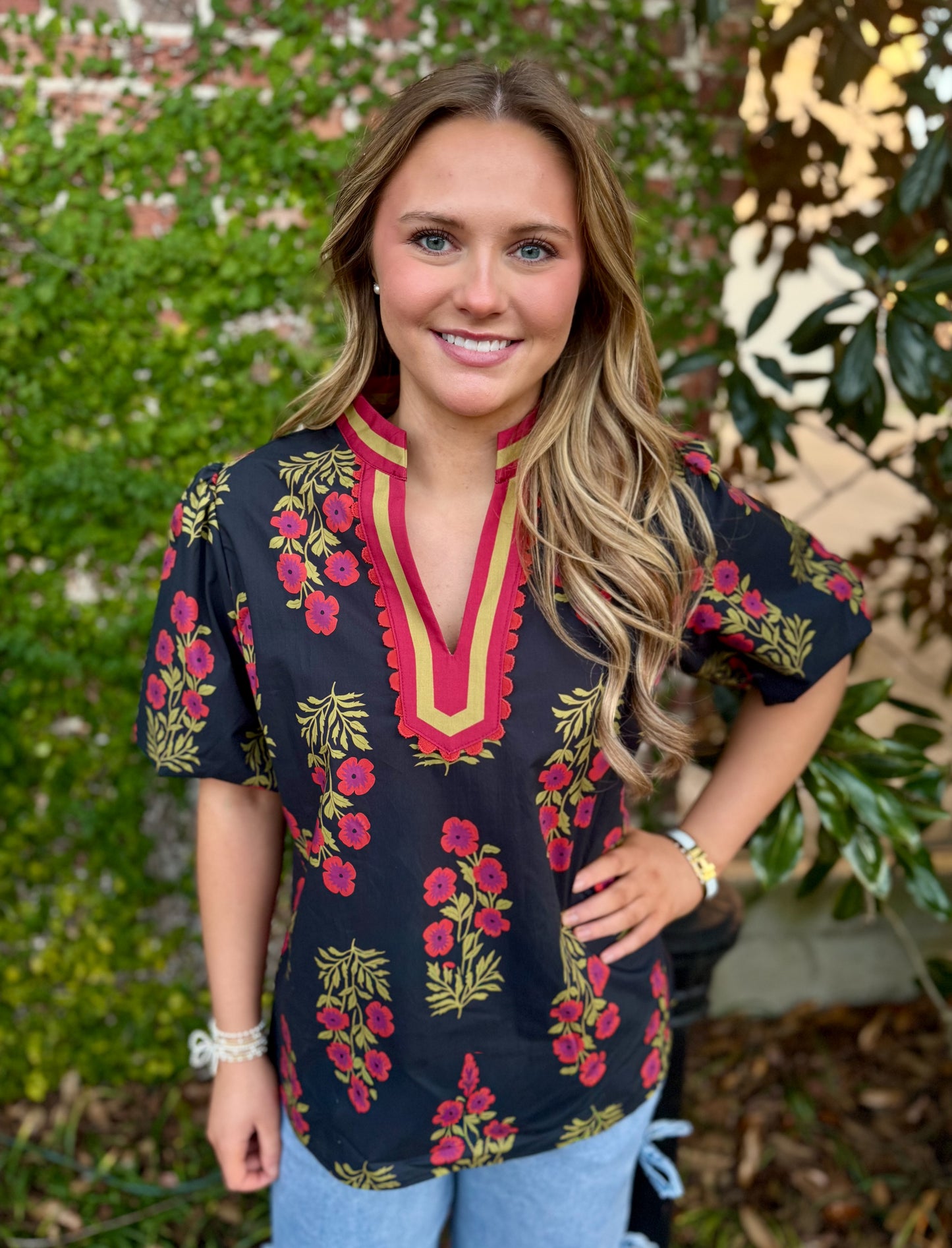 BLACK FLORAL BUBBLE SLEEVE VNECK TOP