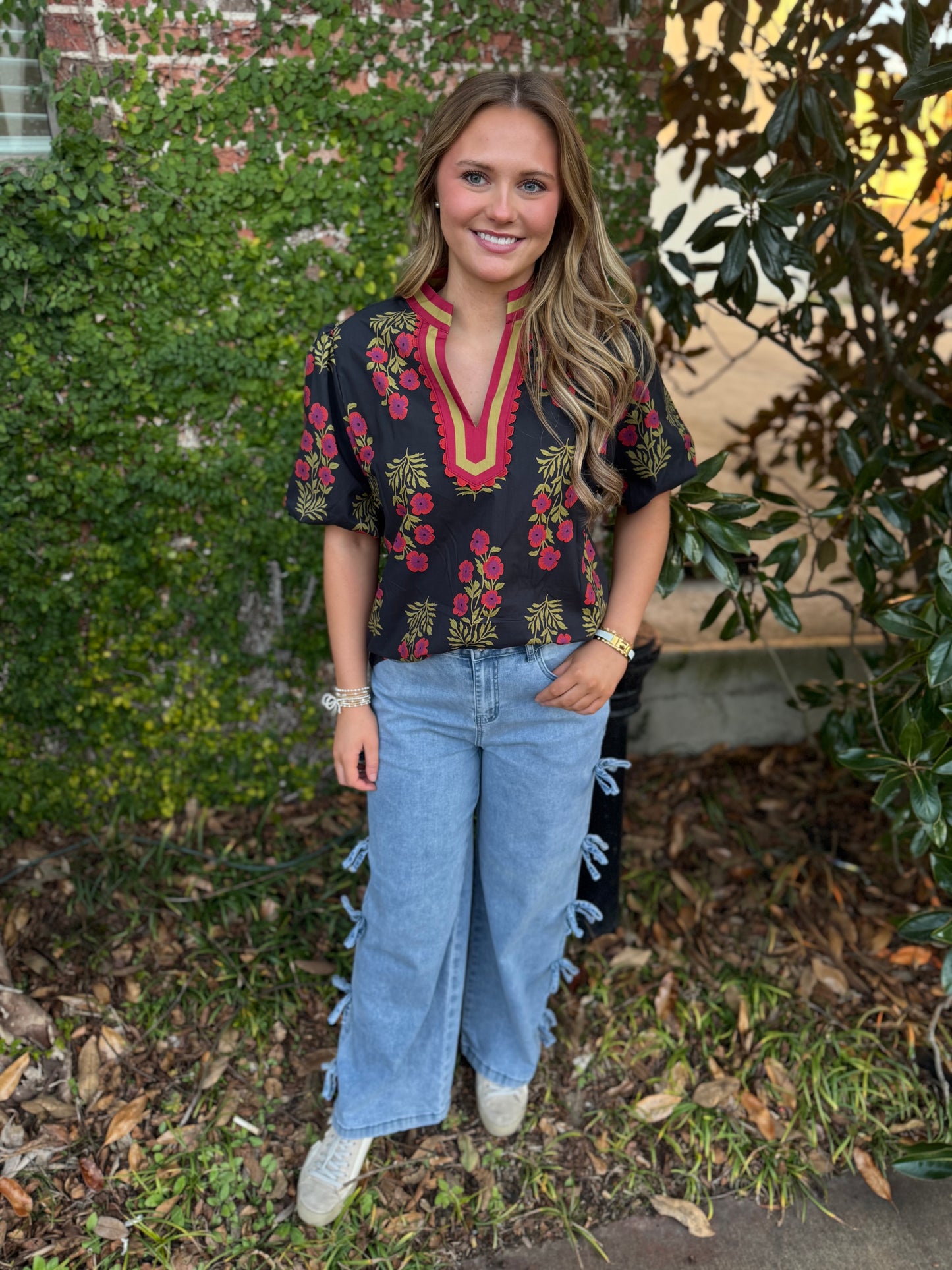 BLACK FLORAL BUBBLE SLEEVE VNECK TOP