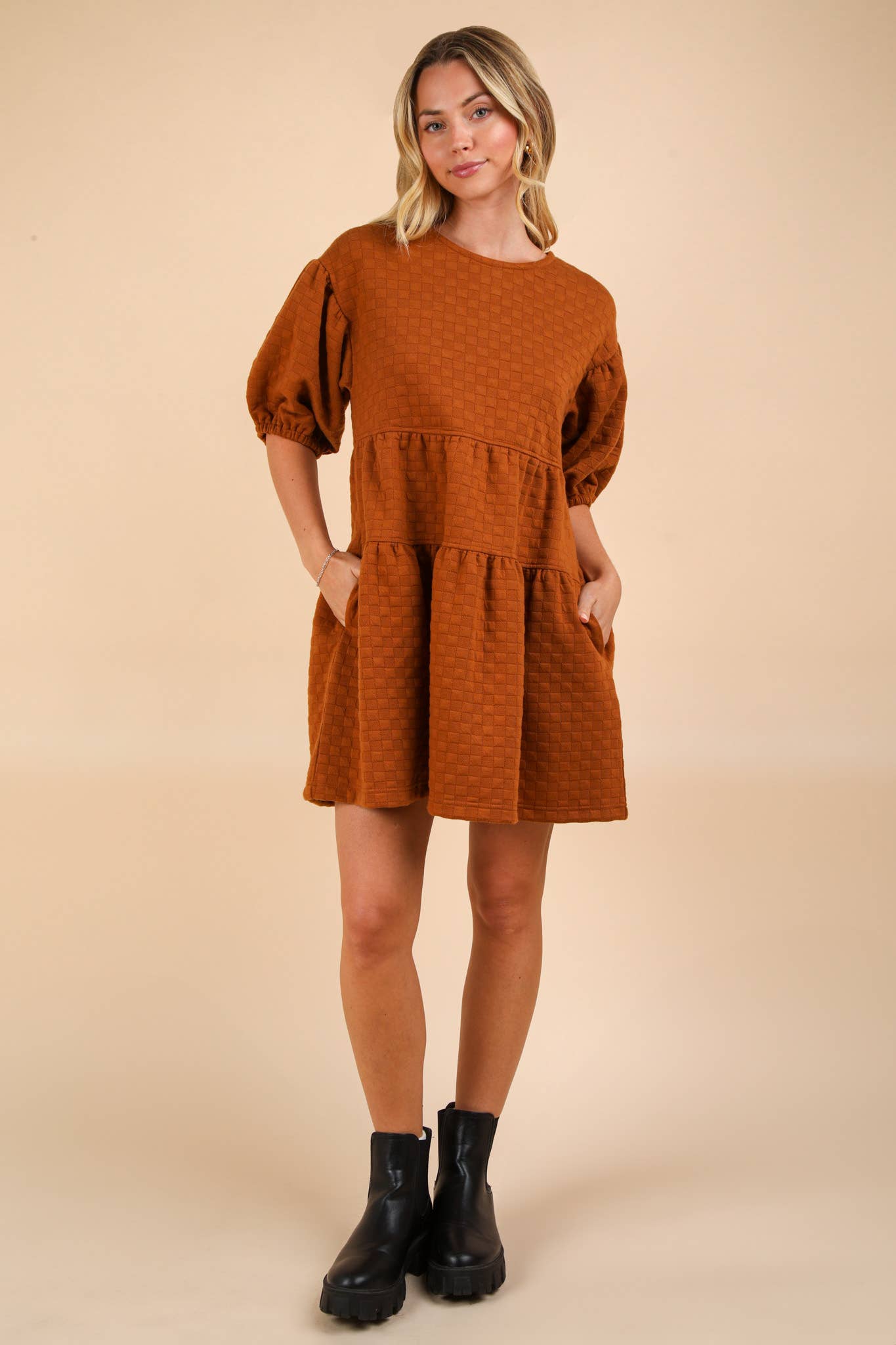 QUILTED KNIT DRESS: CAMEL