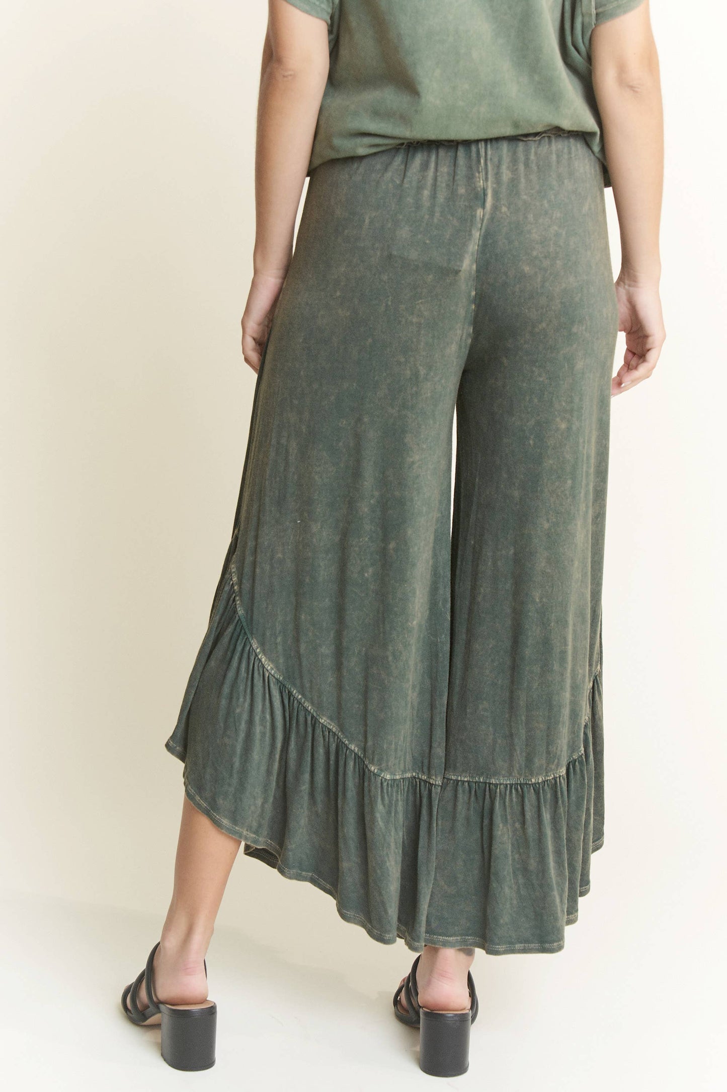 MINERAL WASH RUFFLE PANT: OLIVE