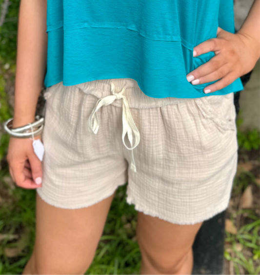LINEN ELASTIC WAIST SHORT: TAUPE