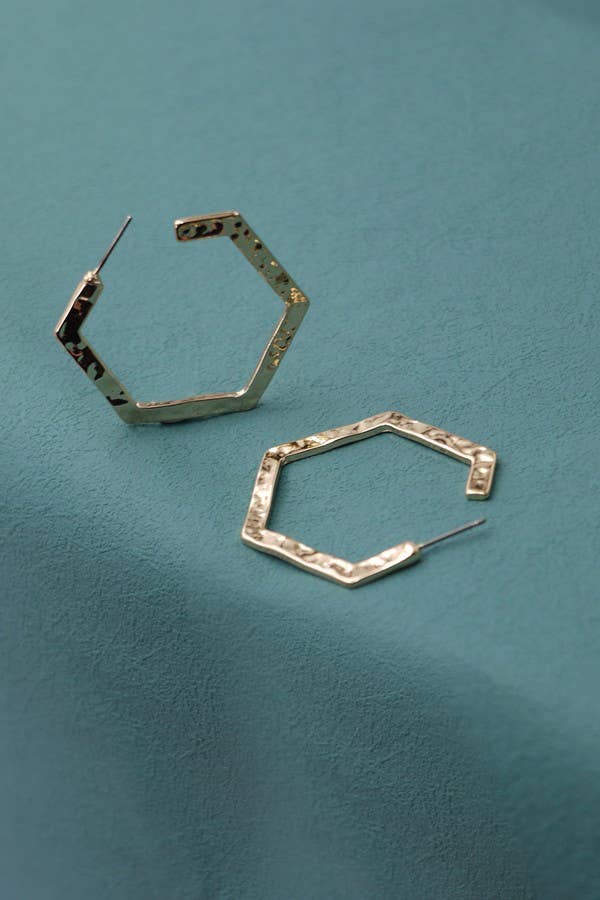 HAMMERED HEXAGON HOOP EARRING: GOLD