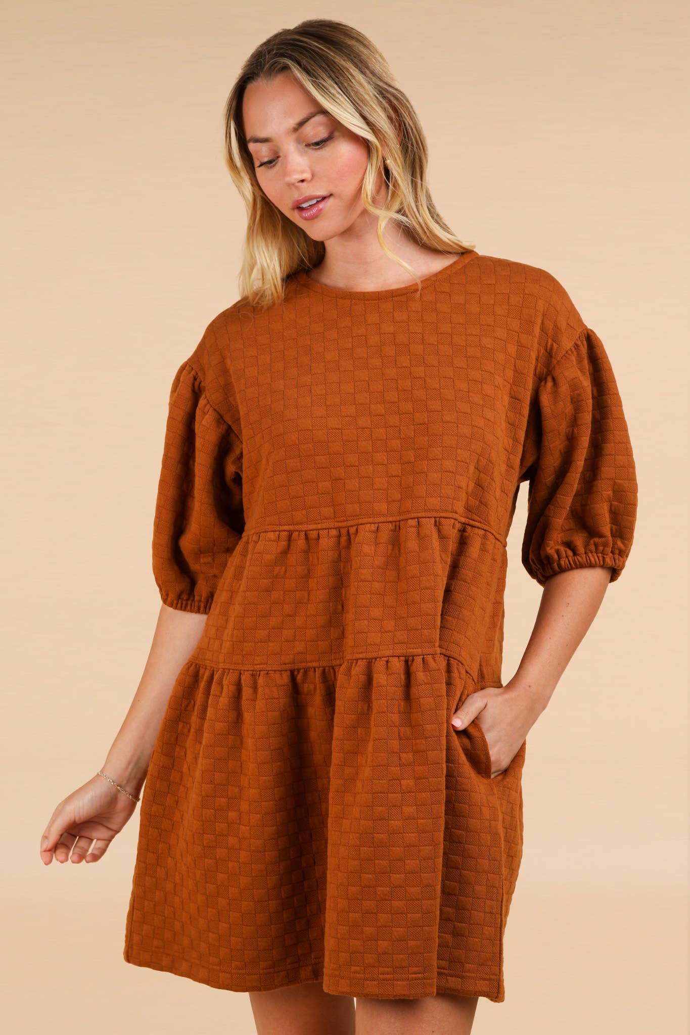 QUILTED KNIT DRESS: CAMEL