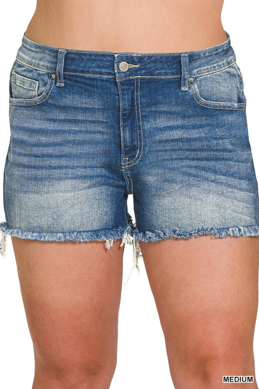 FRAY EDGE DENIM SHORT: CURVY