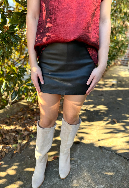 METALLIC SKORT: BLACK