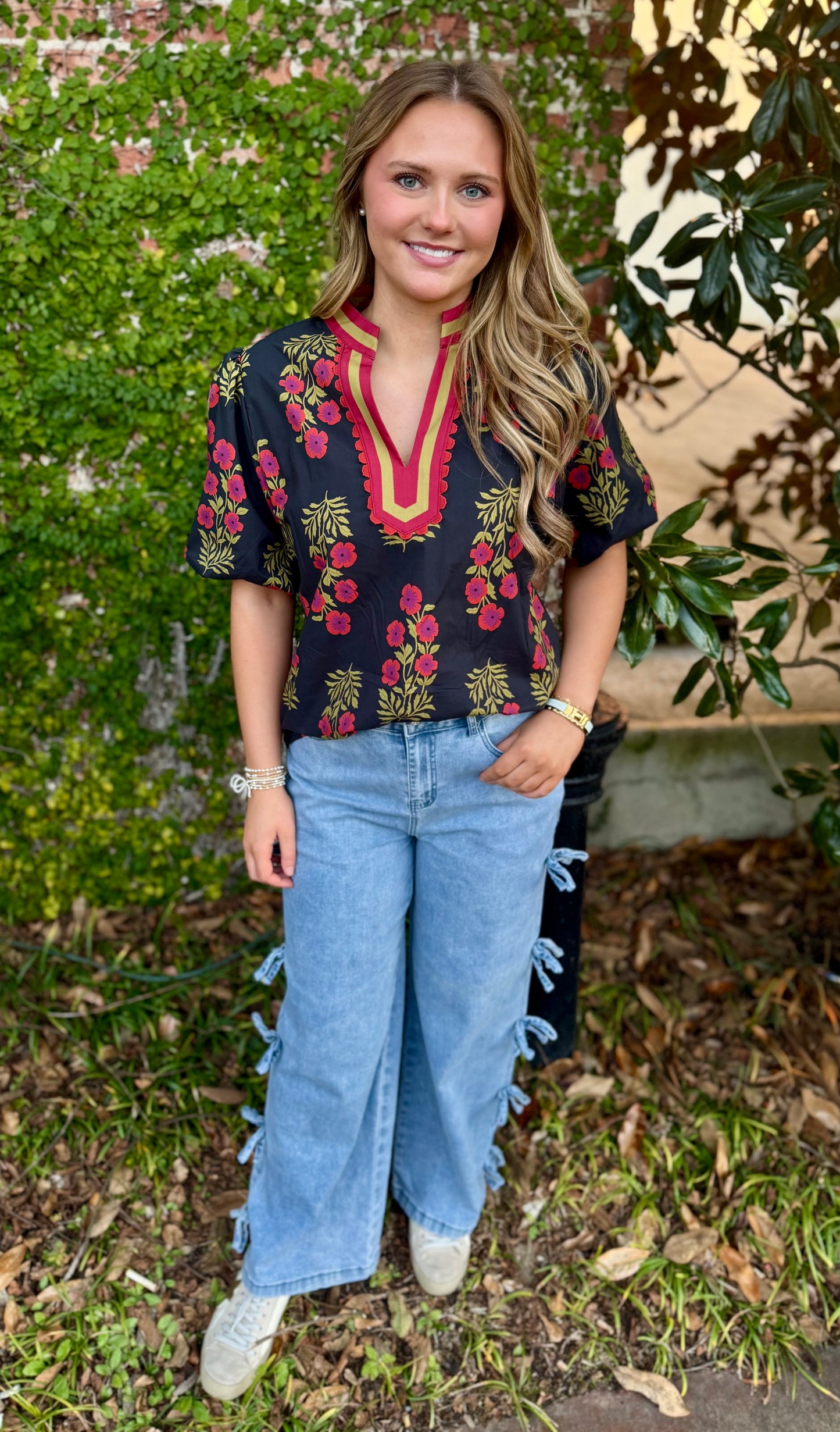 BLACK FLORAL BUBBLE SLEEVE VNECK TOP