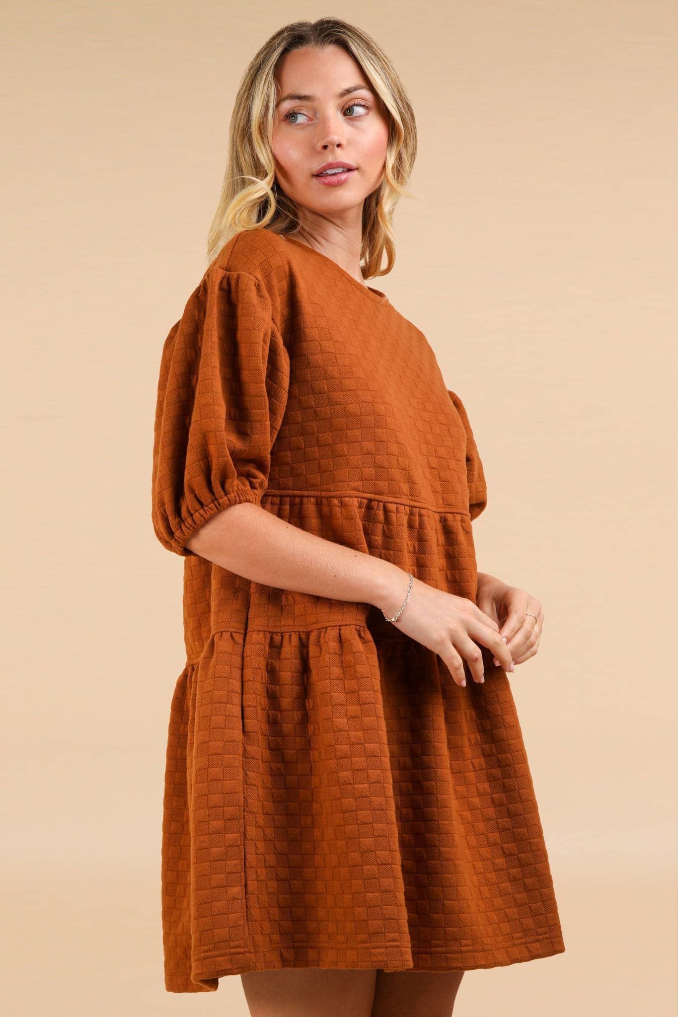 QUILTED KNIT DRESS: CAMEL