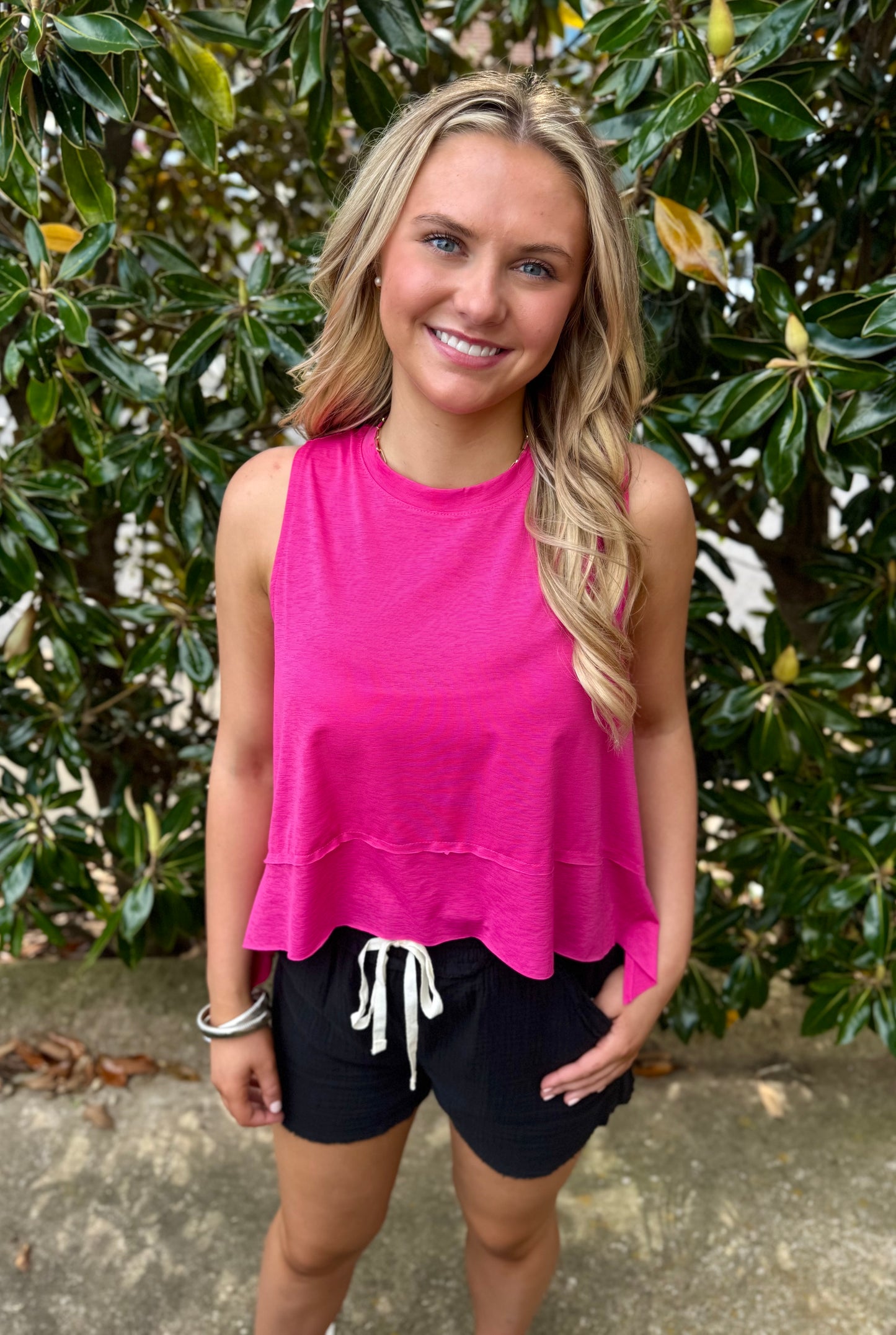 LINEN ELASTIC WAIST SHORT: BLACK