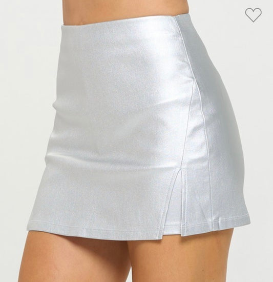 METALLIC SKORT: SILVER