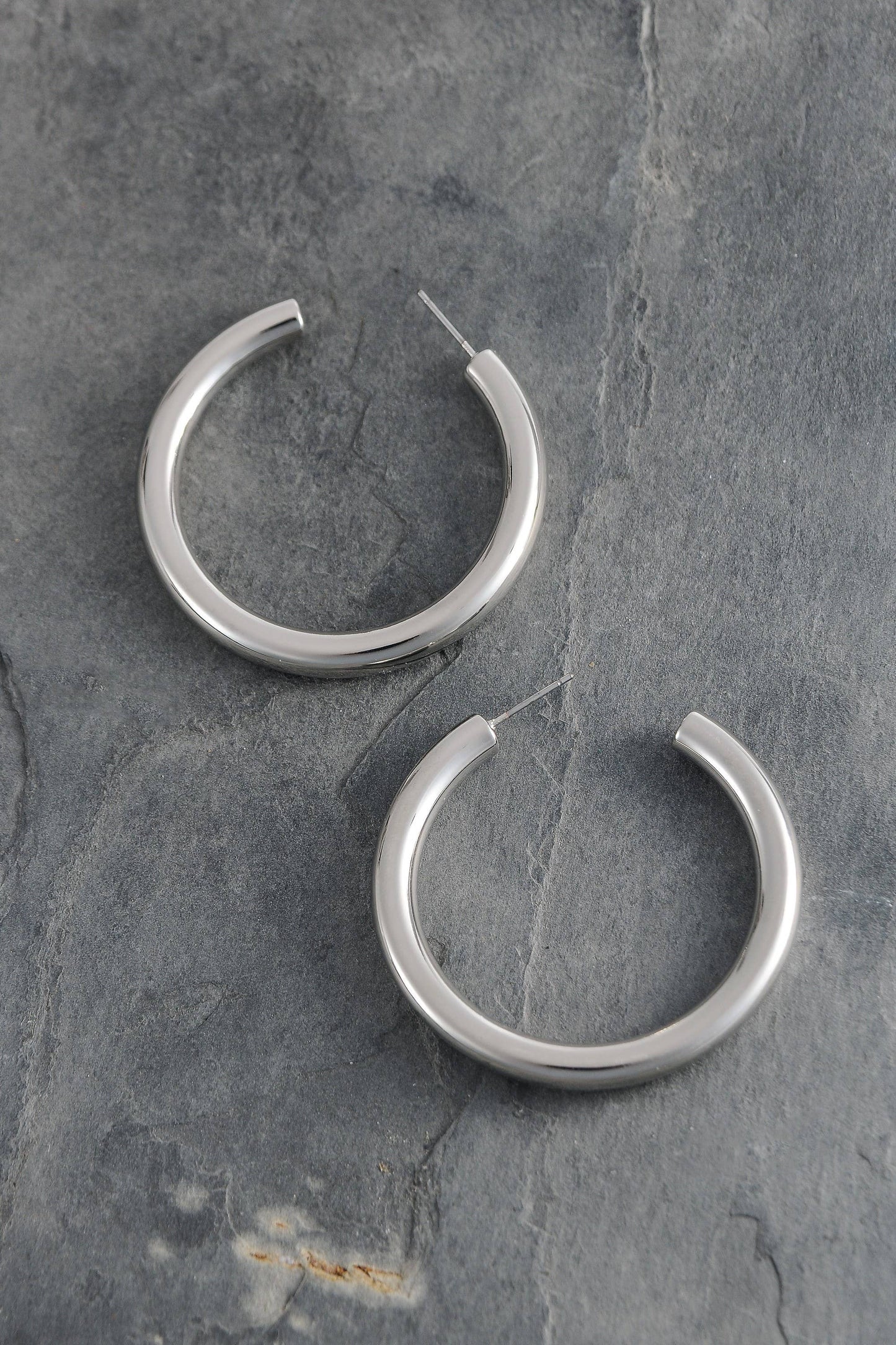 CLASSIC CHUNKY HOOP EARRINGS: GOLD 1.75 INCH