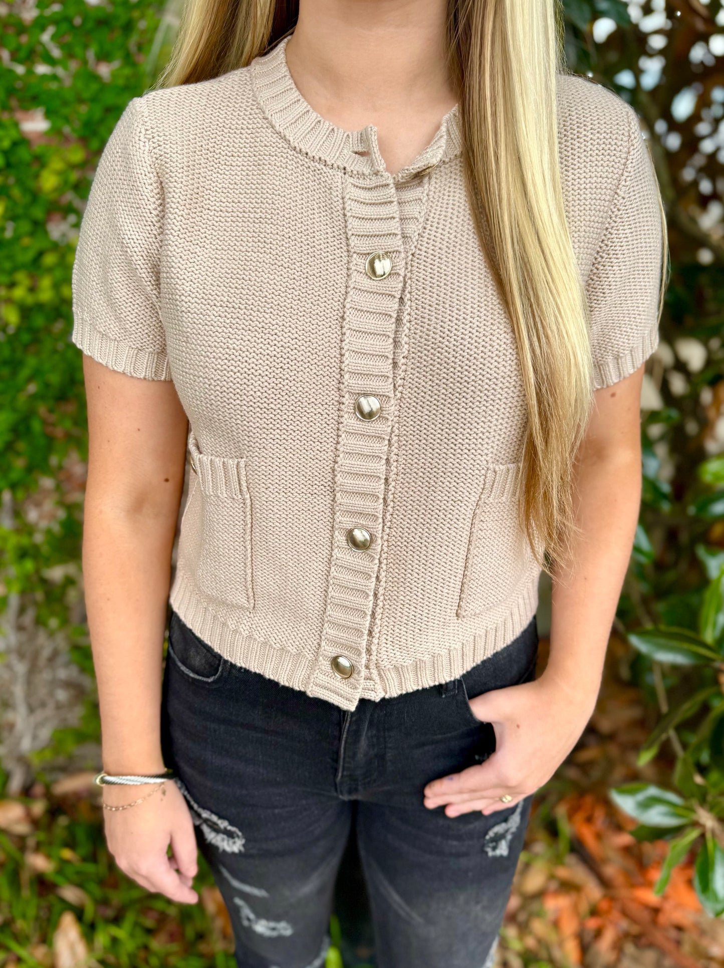 GOLD BUTTON SHORT SLEEVE KNIT CROPPED CARDIGAN: LIGHT TAUPE