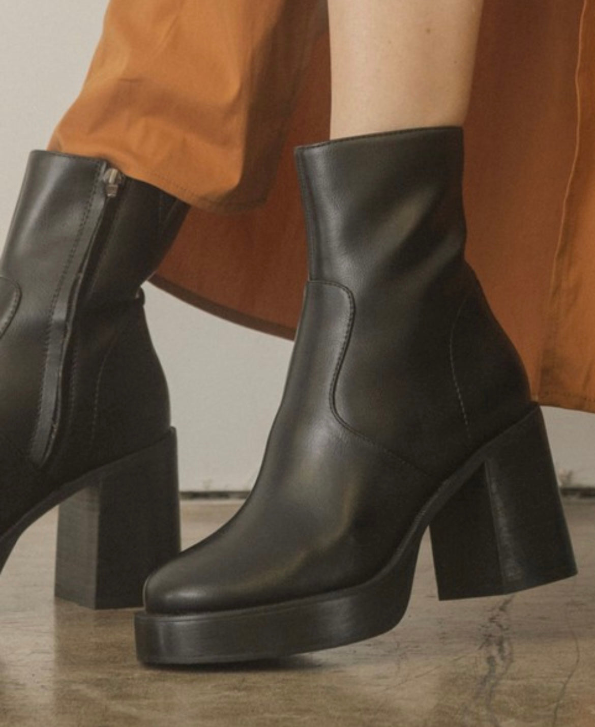 BLACK PLATFORM BOOTIE