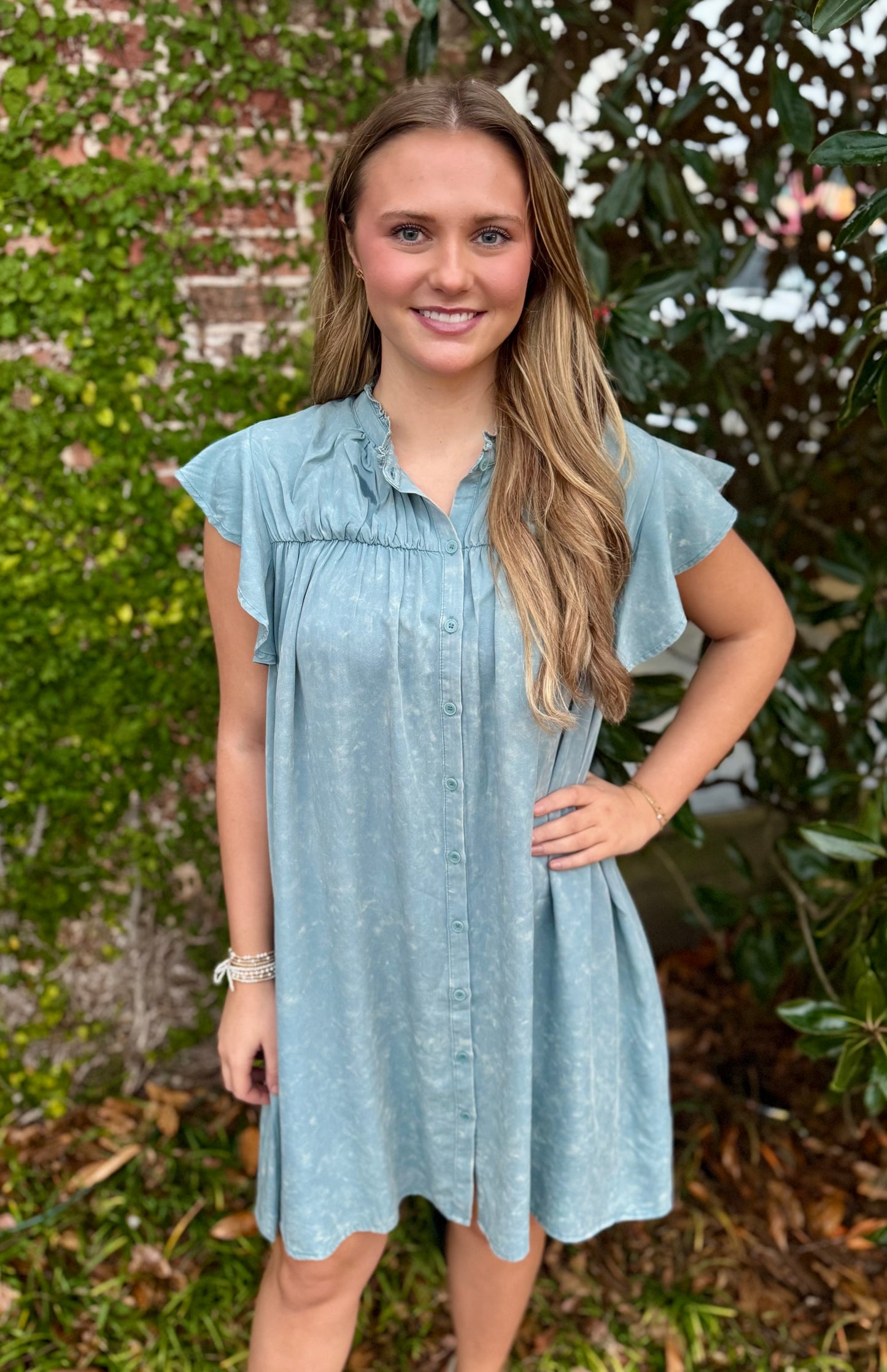 WASHED FLUTTER SLEEVE DRESS: EMERALD