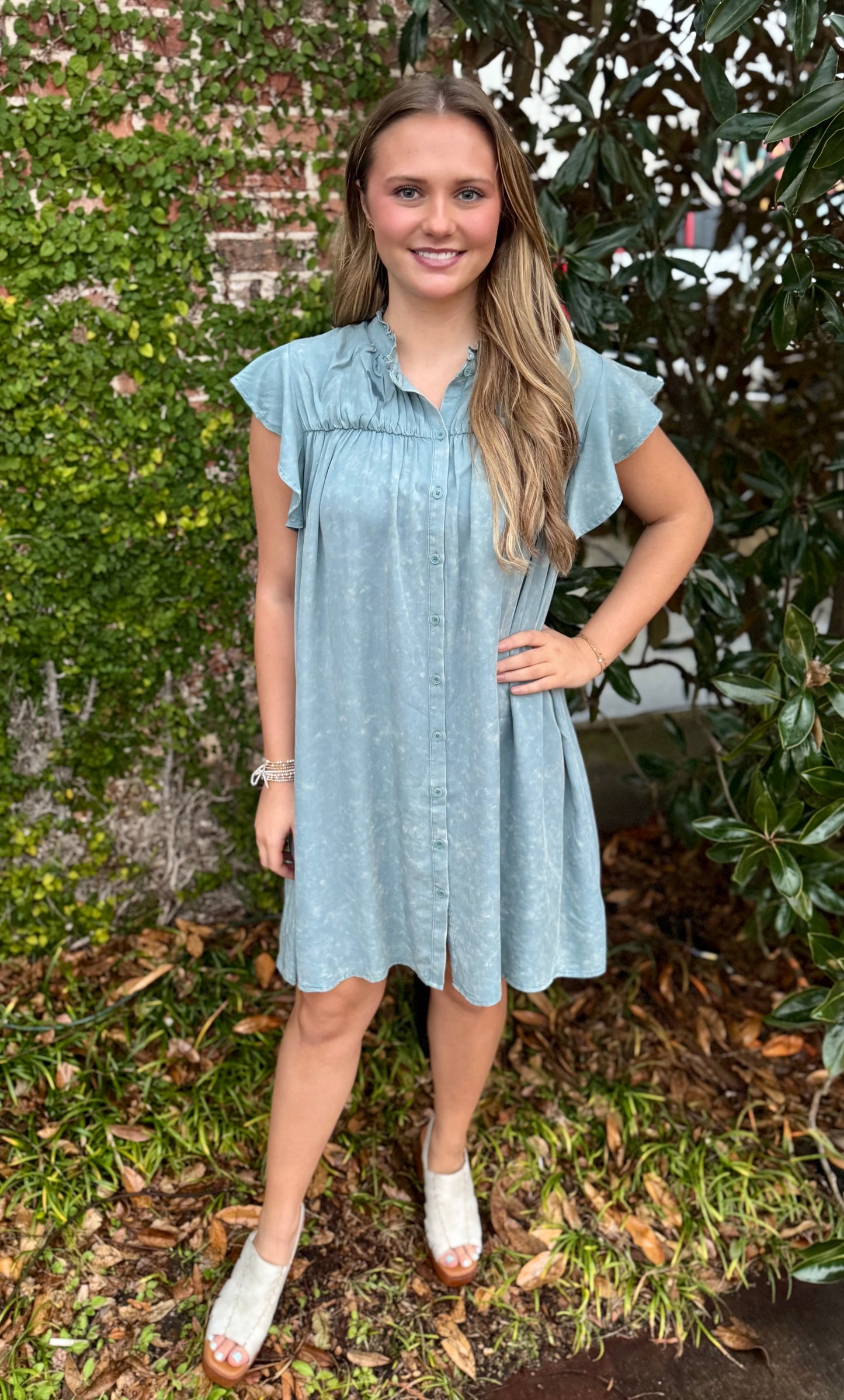 WASHED FLUTTER SLEEVE DRESS: EMERALD