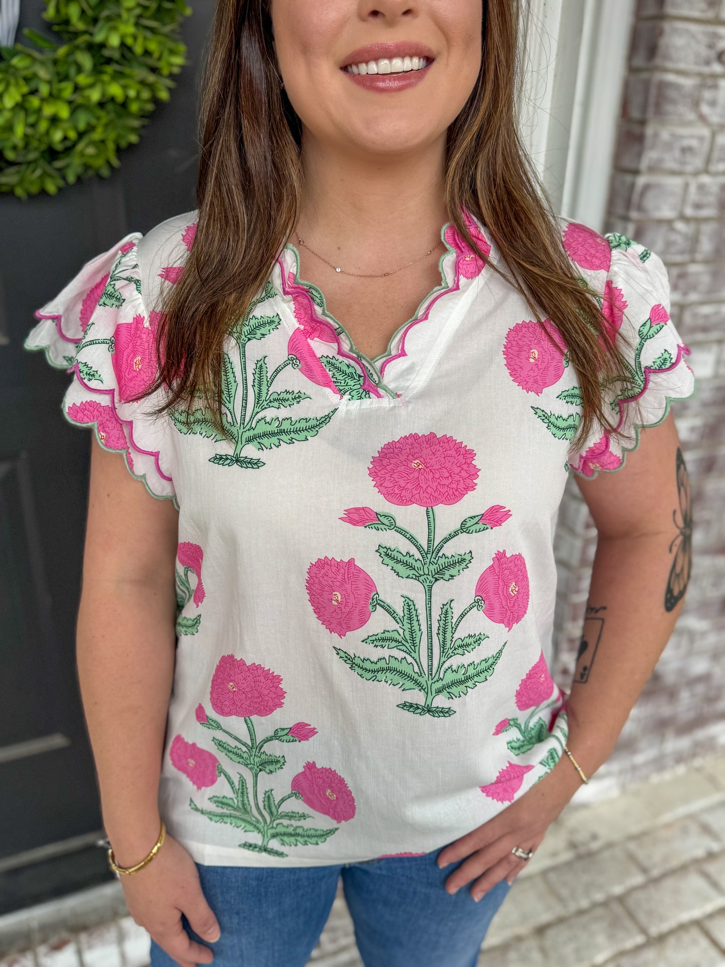 FLORAL SCALLOPED VNECK BLOUSE