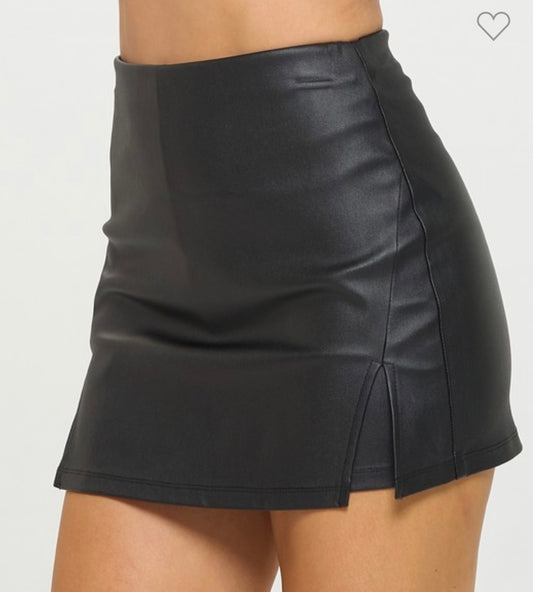 METALLIC SKORT: BLACK