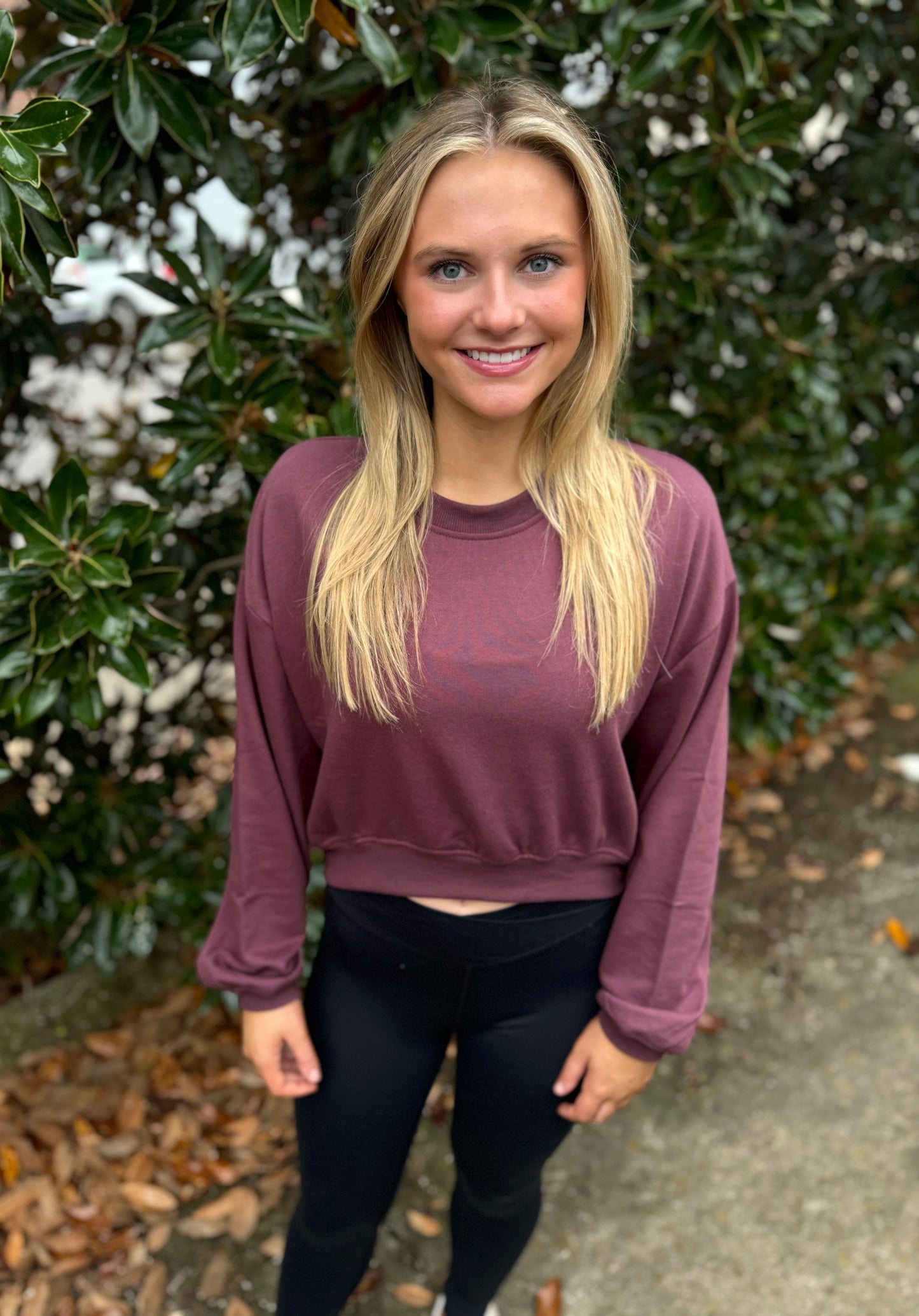 CROP SWEATSHIRT: BURGUNDY