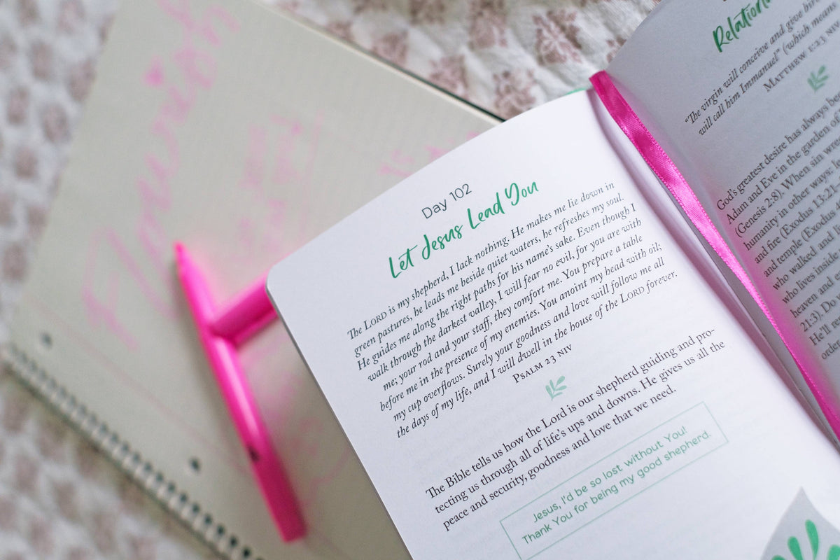 FLOURISH: DAILY DEVOTIONS FOR TEEN GIRLS