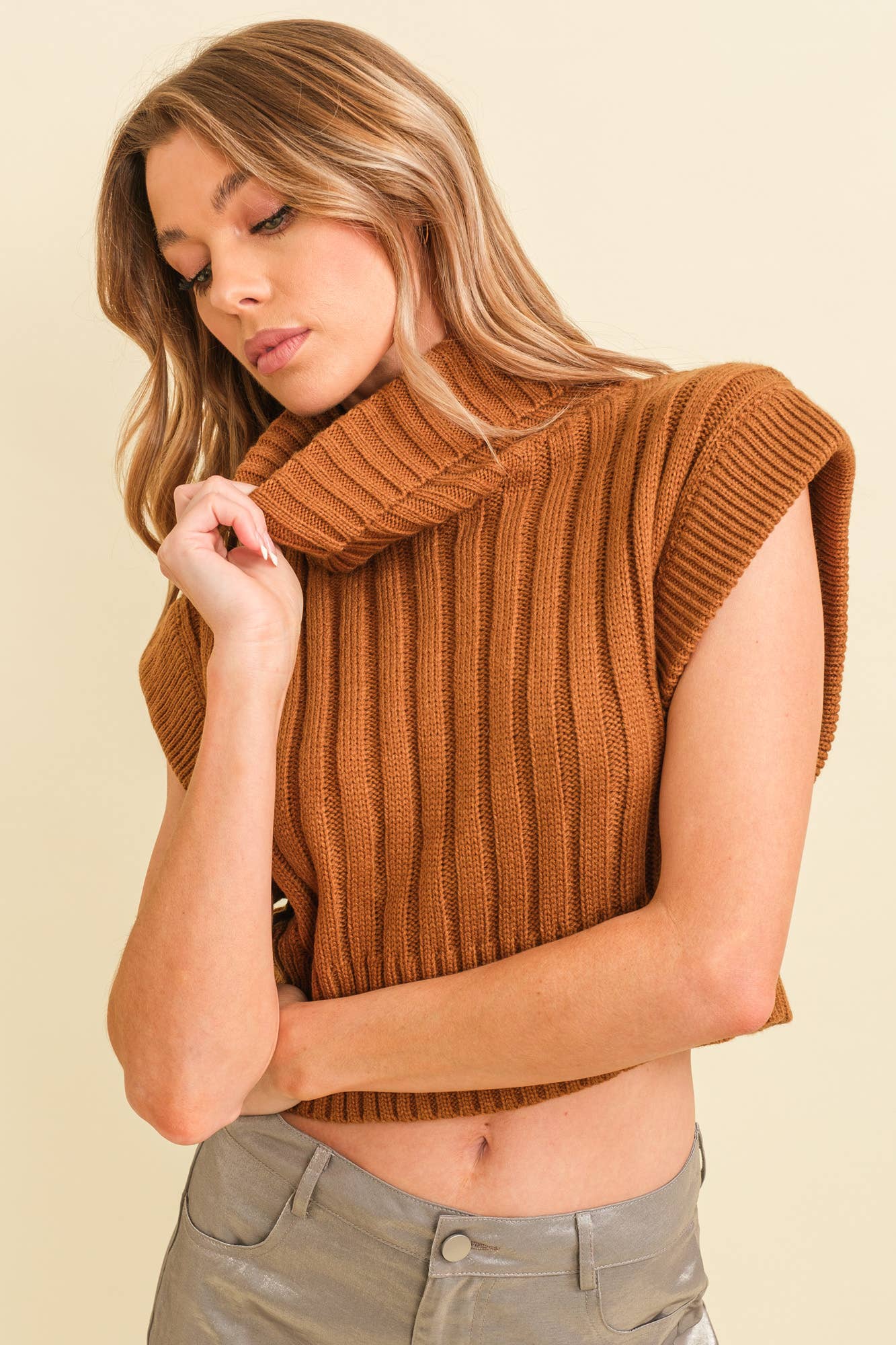 RIBBED SWEATER VEST: BROWN